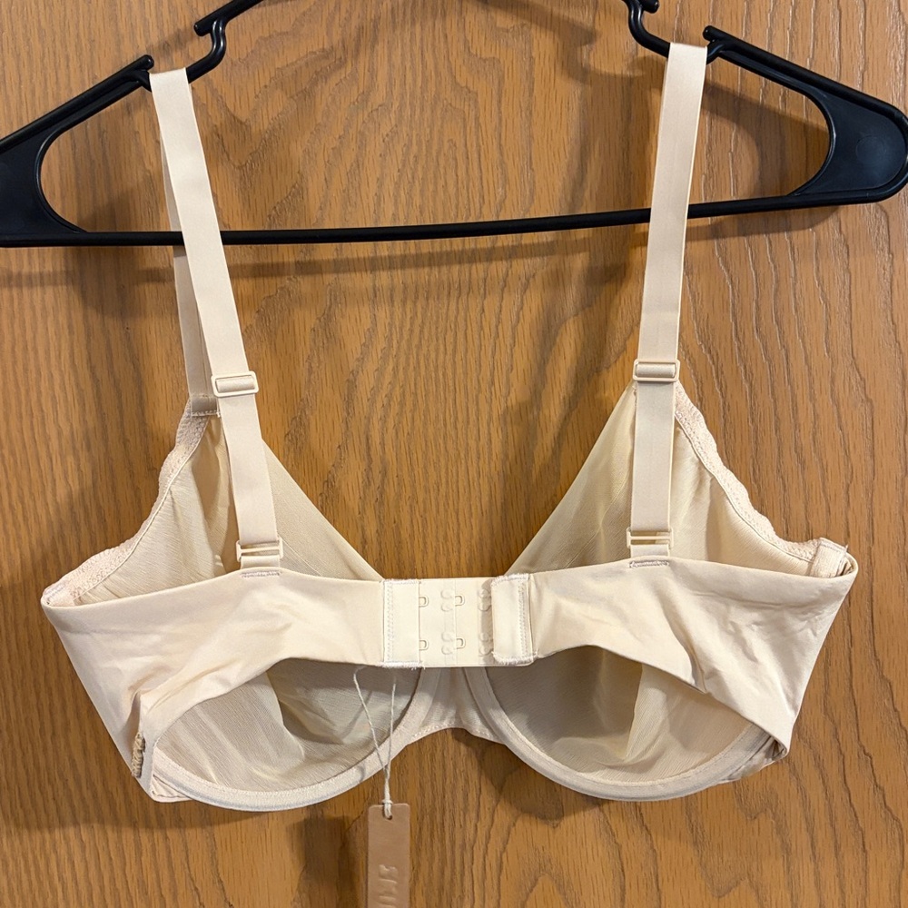 SKIMS NEW Sand Women’s No Show Unlined Molded Demi Bra 34DDD - Picture 7 of 10